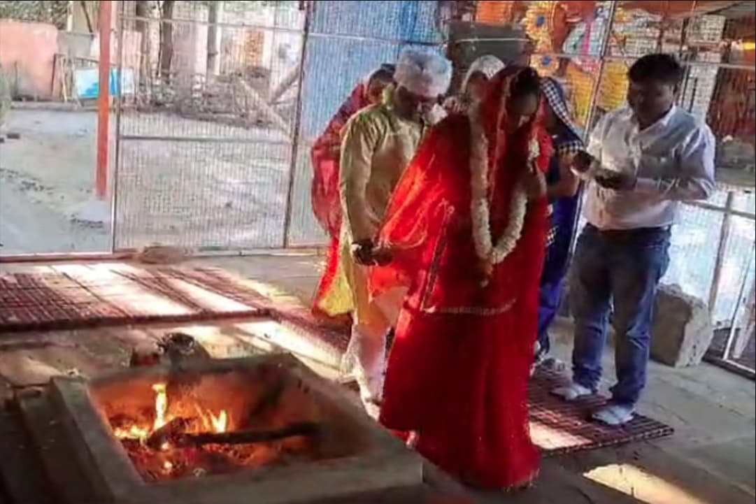 Muslim Ladki Ne Kiya Dharma Parivartan: प्यार में मजहब बनी दीवार तो शमामा शेख बन गई साधना, मंदिर में हिंदू युवक के साथ लिए सात फेरे