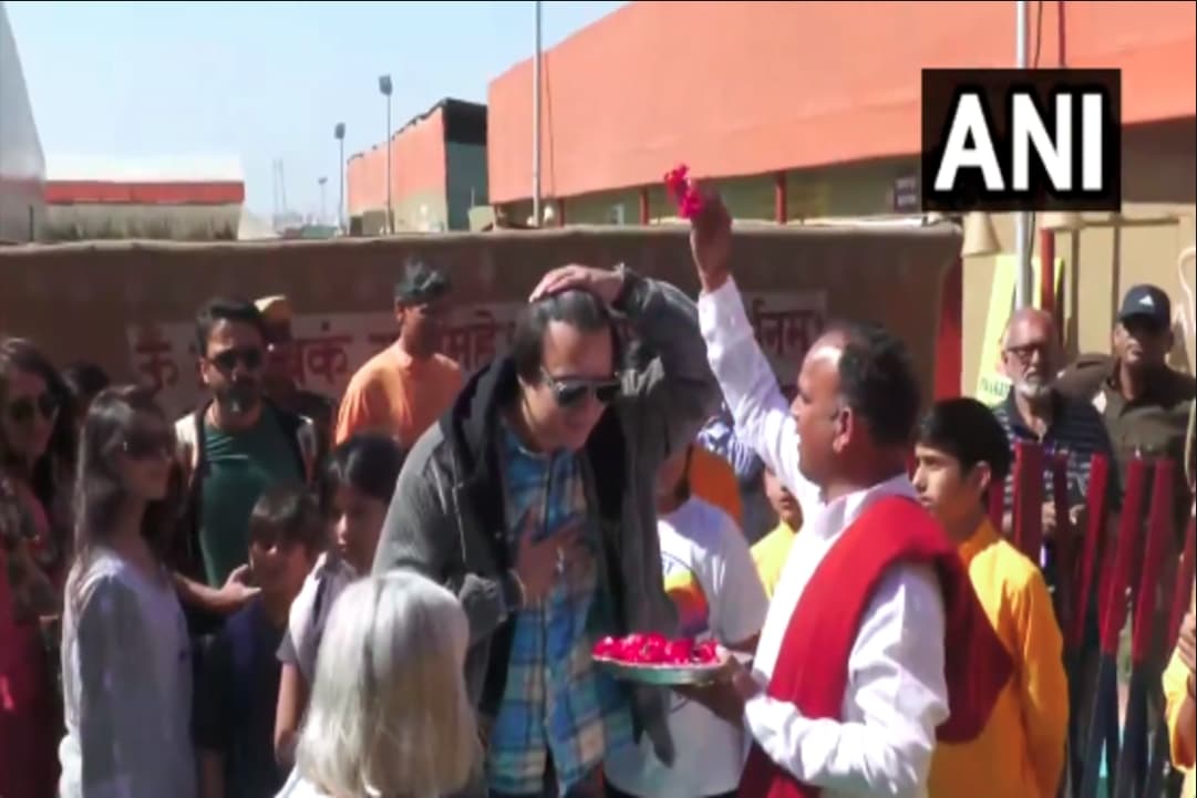 Vivek Oberoi in Mahakumbh : परिवार के साथ प्रयागराज महाकुंभ पहुंचे विवेक ओबेरॉय.. जमकर की योगी सरकार की तारीफ, कहा- ‘बहुत गर्व महसूस होता है’