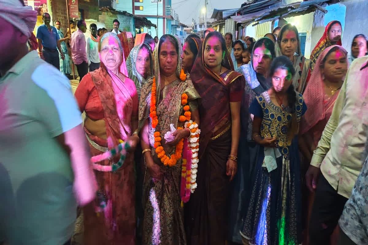 CG Panchayat Chunav Result: वक्त है बदलाव का! चीचलगोंदी के ग्रामीणों ने बदल दी पंचायत की पूरी टीम, पढ़ी लिखी महिला मीना दिल्लीवार को चुना सरपंच