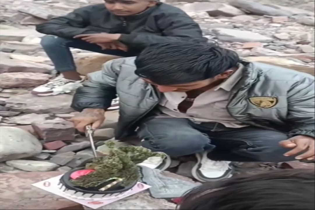 Badmashon Ka Video Viral: बदमाशों को इंस्टाग्राम पर रील बनाना पड़ा महंगा.. भौकाल दिखाने के चक्कर में निकल गई अकड़, मामला जानकर उड़ जाएंगे होश