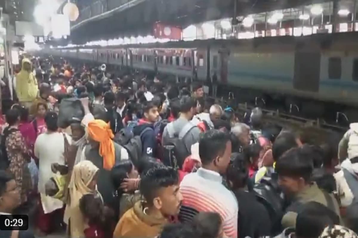 Mahakumbh 2025: महाकुंभ जाने के लिए ट्रेनों में सीटों की मारामारी, यात्रियों से खचाखच भरा स्टेशन, ट्रेन में चढ़ने के लिए अफरा-तफरी का माहौल, देखें वीडियो