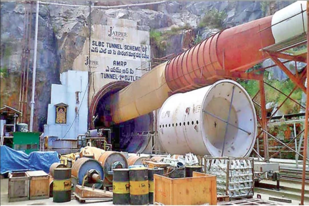 Telangana Tunnel Collapse News: तेलंगाना में हुआ बड़ा टनल हादसा.. अंदर फंसे 6 मजदूर, PM मोदी ने सीएम रेवंत रेड्डी से की बात