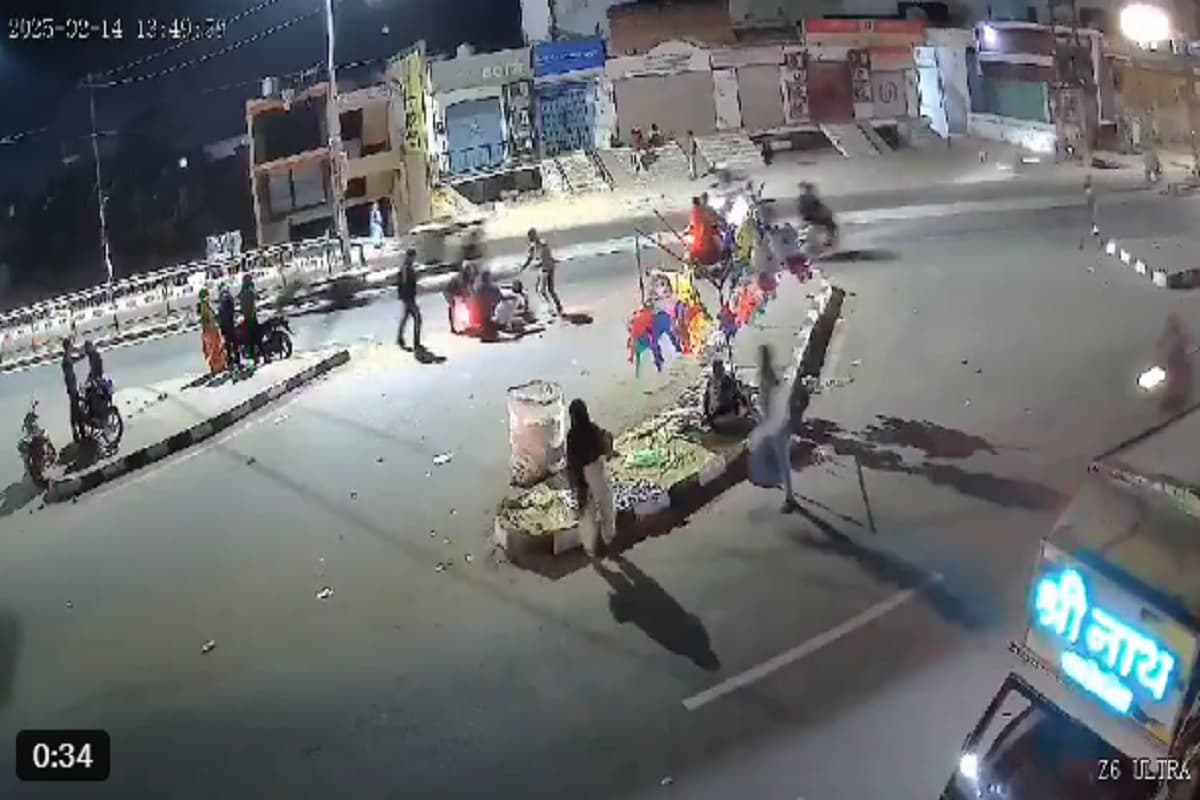 UP Crime News: पहले आंख में डाले मिर्ची पाउडर…फिर स्कूटी समेत सोना लेकर भागे बदमाश, दिनदहाड़े सर्राफा व्यापारी से 25 लाख रुपए की लूट, अब सामने आया वीडियो