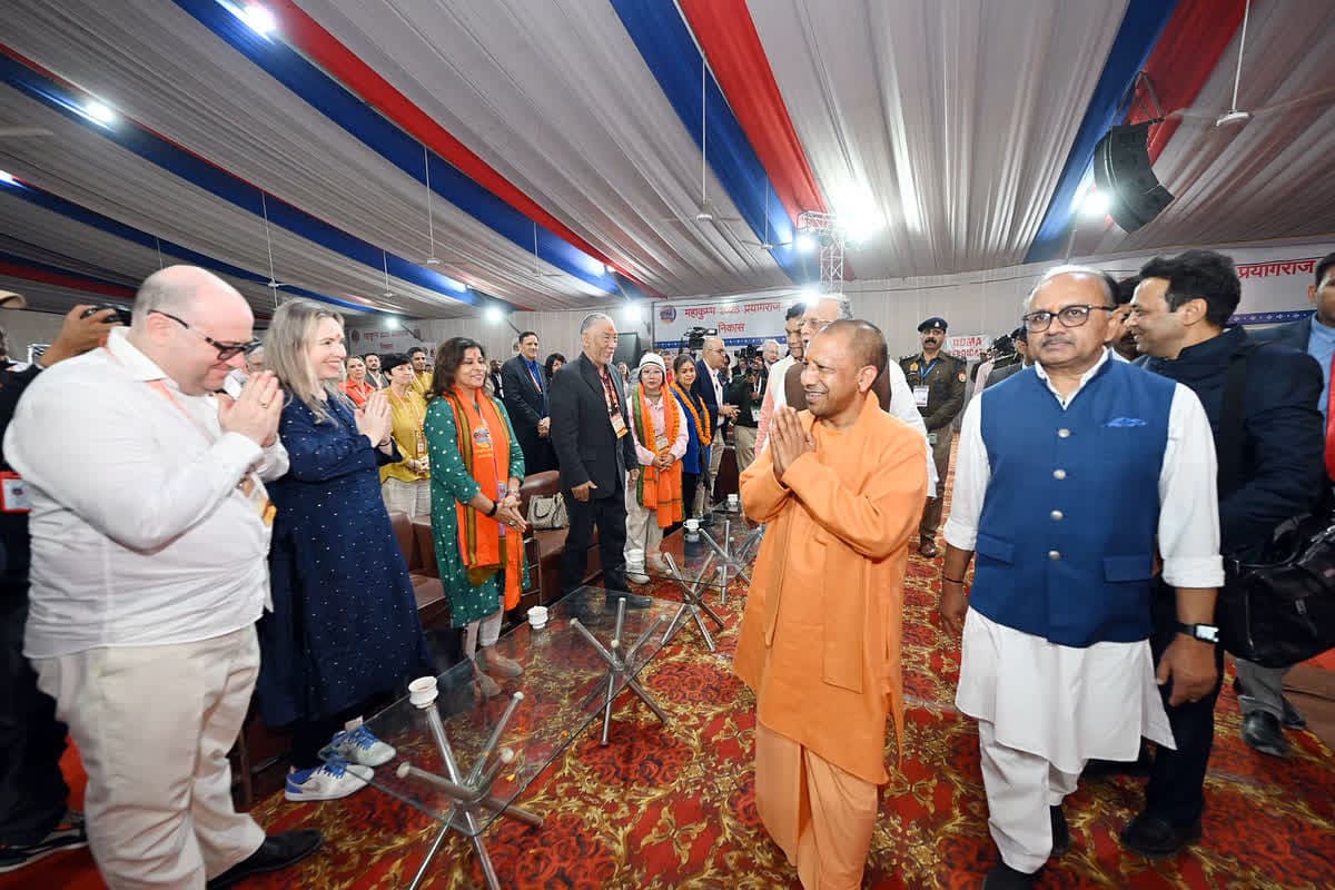 MahaKumbh Foreign Delegation : 73 देशों के राजनयिक और विदेशी अतिथियों ने संगम में लगाई आस्था की डुबकी, बोले- नहीं भूलेंगे ये अनुभव