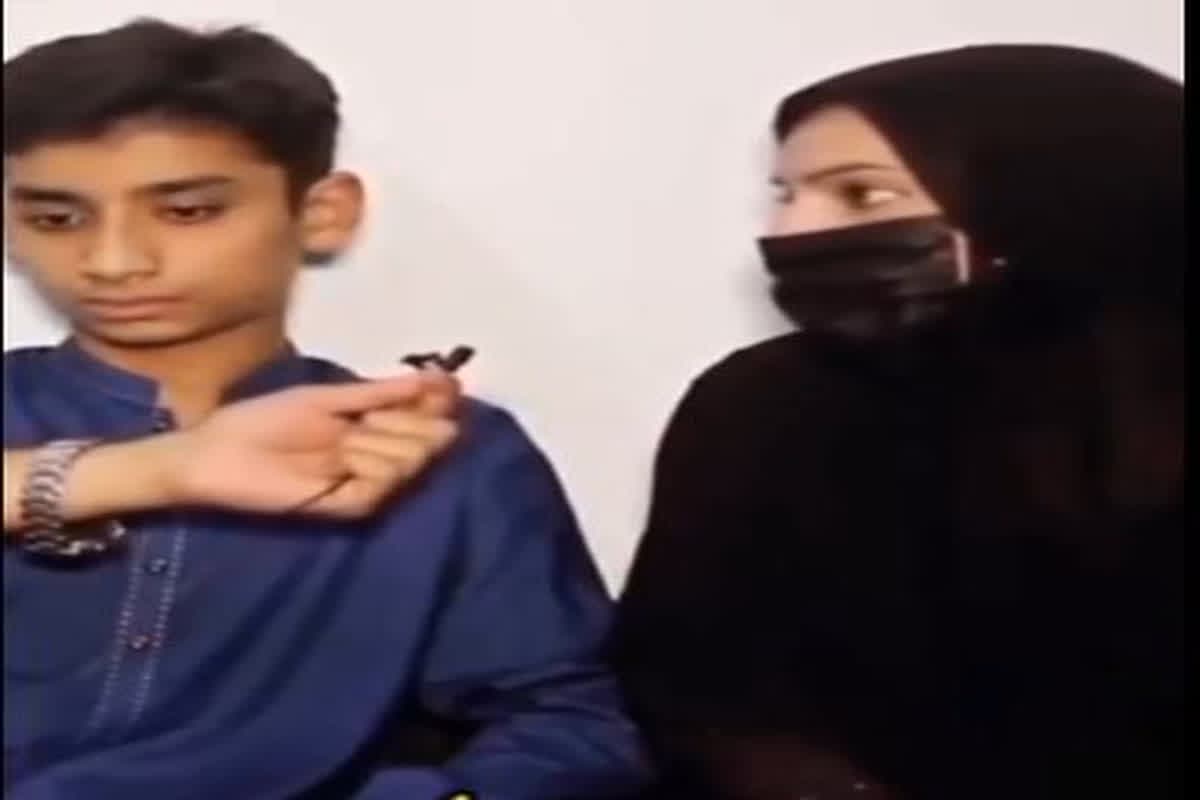 Teacher-Student Viral Video: सातवीं के छात्र से टीचर को हुआ प्यार, सबके सामने किया इजहार, अब वायरल हो रहा दोनों का वीडियो