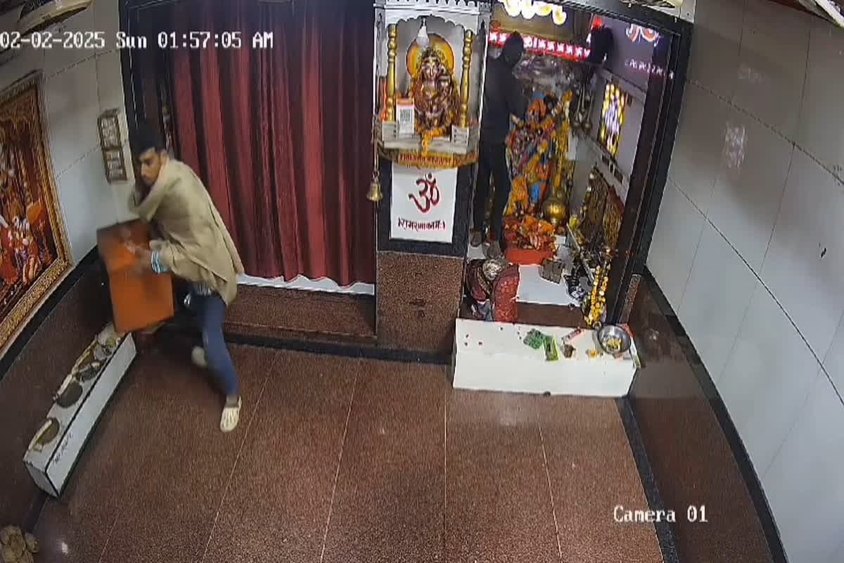 Theft In Balaji Temple : चोरों ने चमत्कारी बालाजी मंदिर को बनाया निशाना,चांदी का खड़ाऊ और दानपात्र लेकर फरार, CCTV में कैद हुई वारदात