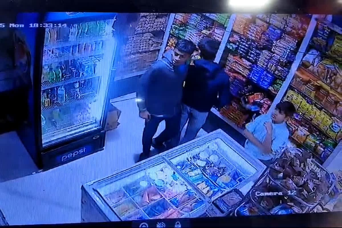 Schoolboy Theft : सिविल लाइन के बेकरी दुकान में चोरी, तीन स्कूली बच्चों ने किया चॉकलेट- बिस्कुट पार, CCTV में हुए कैद