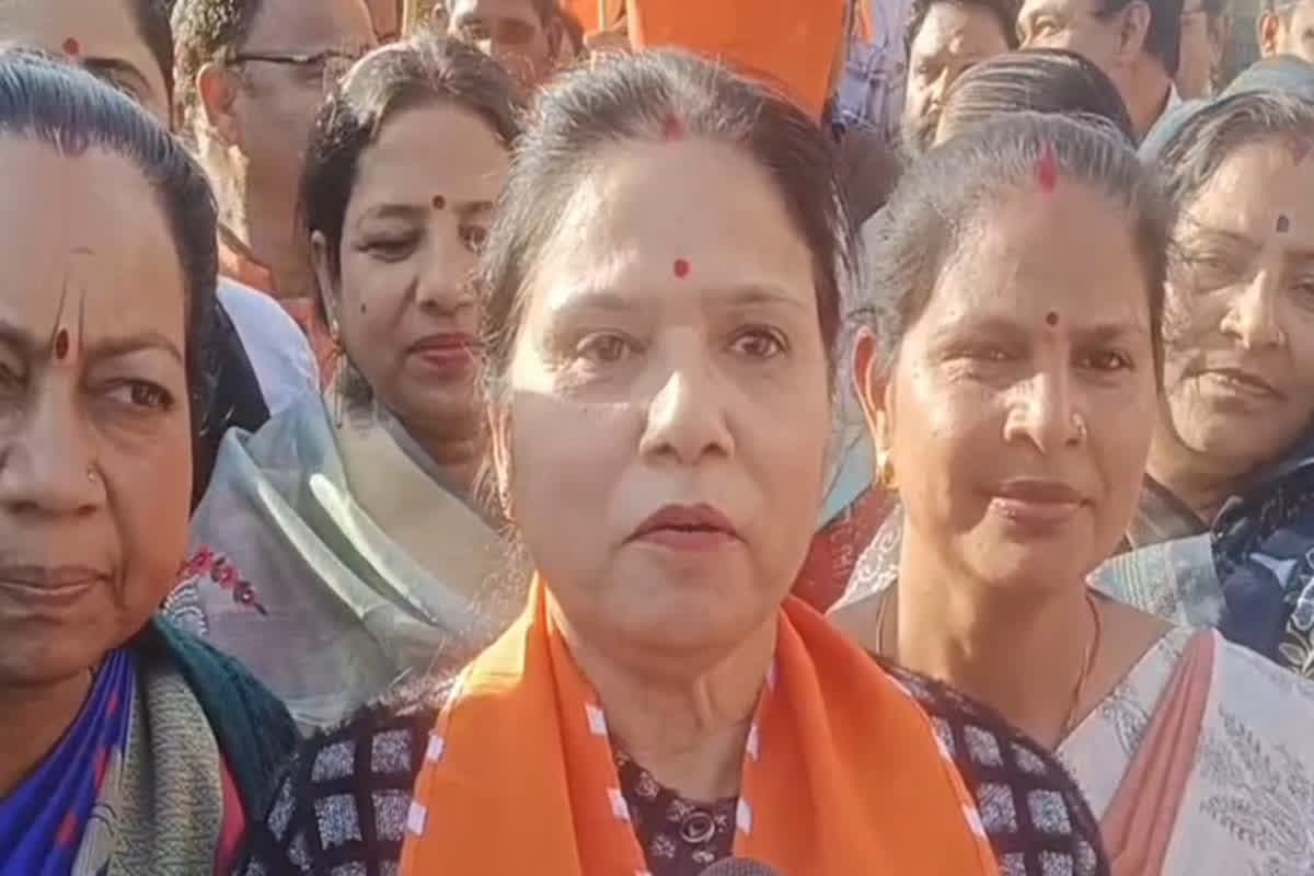 Vandana Khandelwal’s Statement : बीजेपी जिलाध्यक्ष की फिसली जुबान, पीएम मोदी का लिया गलत नाम, जेपी नड्डा को बता दी संगठन मंत्री, कांग्रेस ने ली चुटकी
