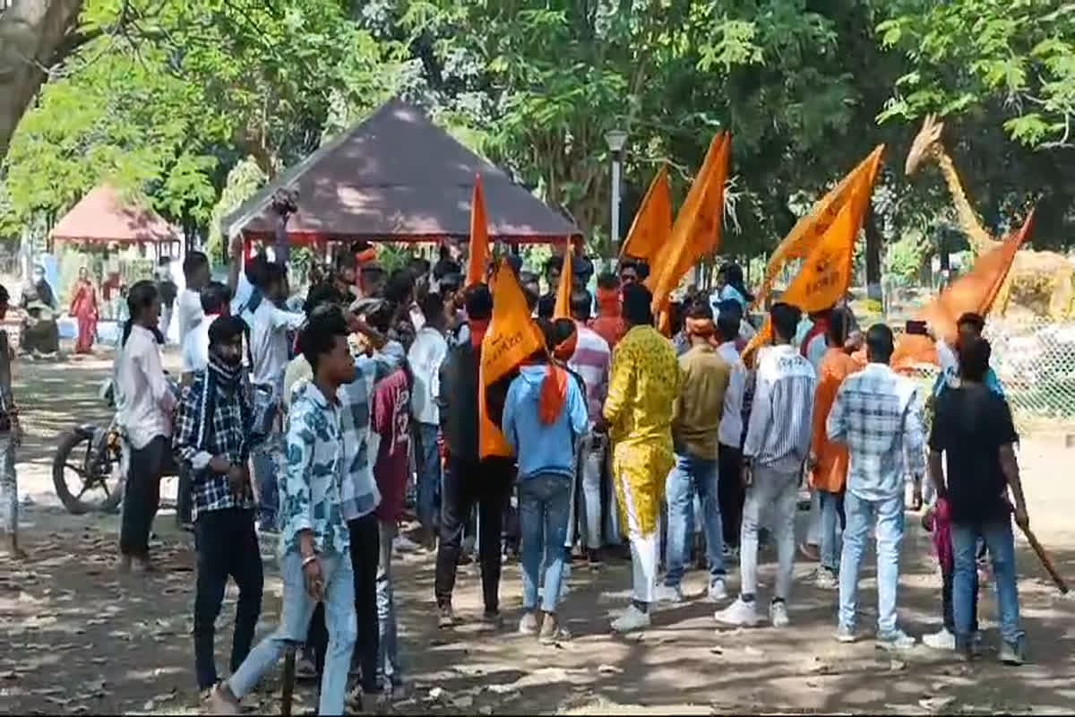 Bajrang Dal Valentine’s Day : वेलेंटाइन डे के विरोध में उतरे बजरंग दल, पंडित लेकर लाठी-डंडों के साथ पार्क में घुसे कार्यकर्ता, जानें फिर क्या हुआ?
