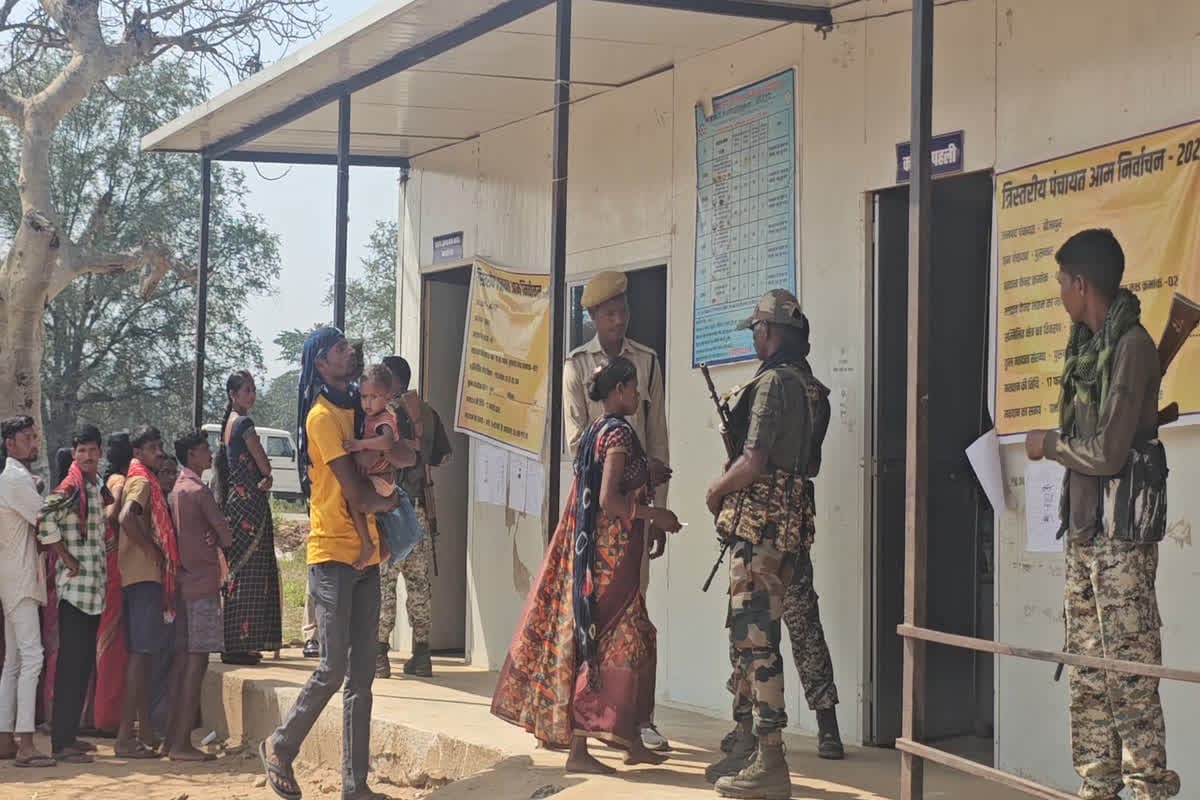 Chhattisgarh Panchayat Election 2025 First Phase : नक्सलियों के गढ़ में पहली बार खुला मतदान केंद्र, पुसनार में लोकतंत्र का उत्साह, वोट देने के लिए उमड़ी मतदाताओं की भीड़