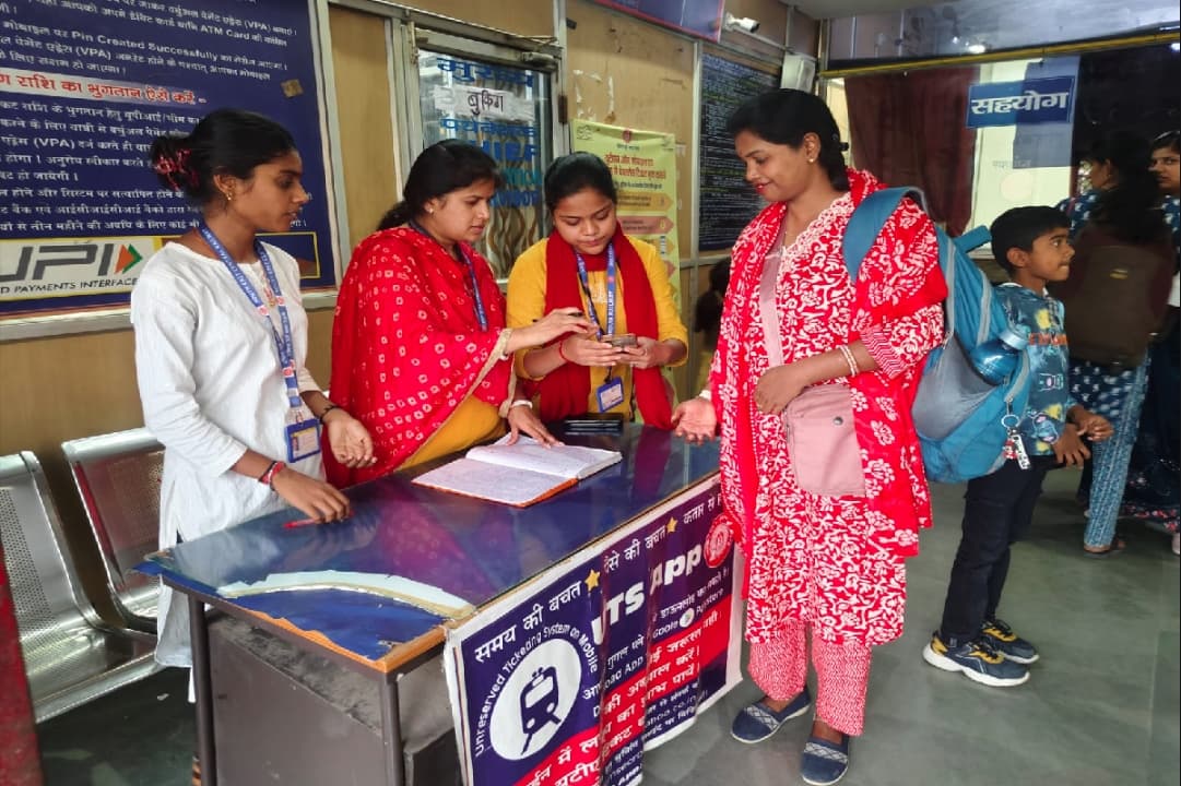 General-Platform Ticket Booking: लंबी कतार में व्यर्थ ना गंवाएं समय! अब घर बैठे बुक करें जनरल, प्लेटफॉर्म और मंथली सीजन टिकट, जानें कैसे