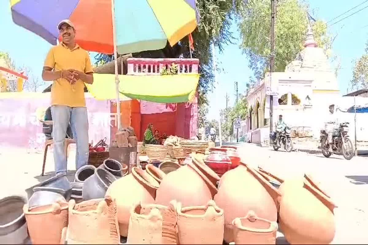 Dhamtari News: इलेक्ट्रॉनिक फ्रिज के सामने घटी देसी फ्रिज मटके की डिमांड, कुम्हारों के चेहरे पर छाई मायूसी