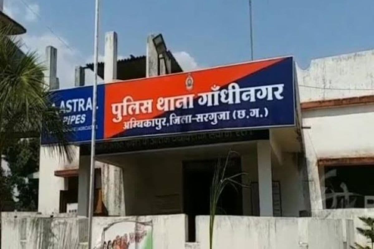 Ambikapur Latest Crime News: नवनिर्वाचित निगम महापौर के घर पर चोरी.. दिनदहाड़े घुसे चोर की तस्वीर CCTV में कैद, ले उड़ा ये सामान..