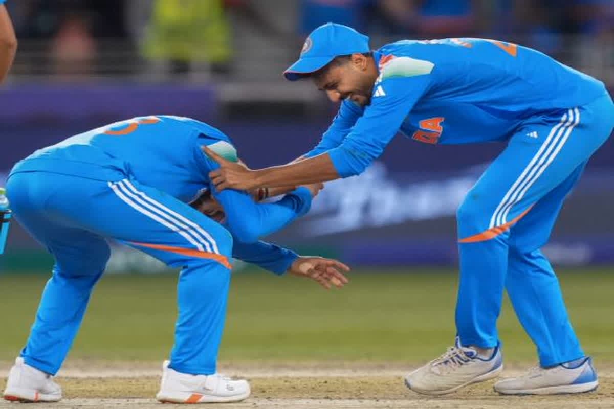 Virat Kohli touch feet of Axar Patel: ‘विराट कोहली ने मैदान में छूए पैर’ जानिए 300वां वनडे खेल रहे कोहली ने क्यों किया ऐसा, वायरल हो रहा बापू का ये वीडियो