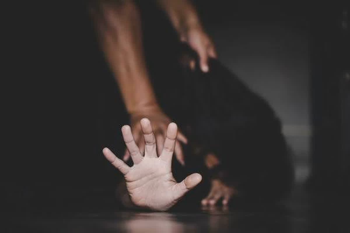 Sasur Raped Bahu: बहू को देख ससुर की हुई नीयत खराब! घर में अकेला पाकर बनाया हवस का शिकार, ऐसे हुआ खुलासा
