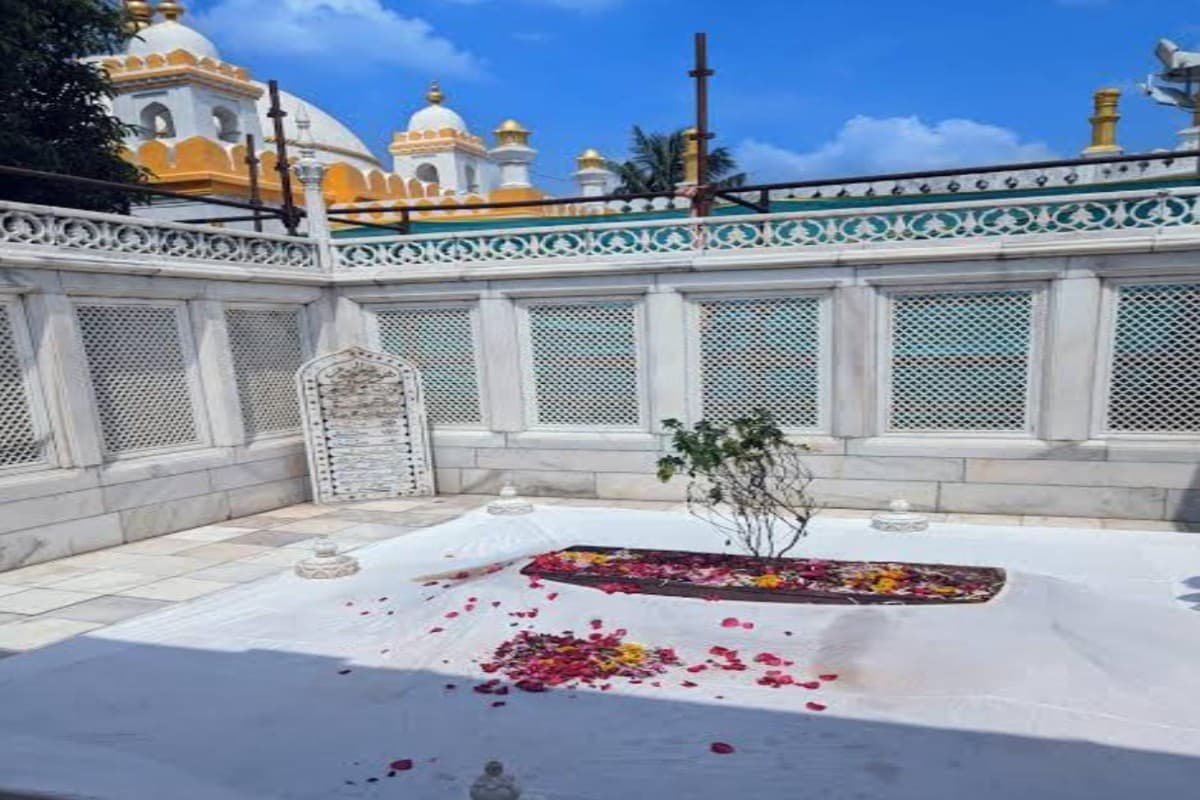 Aurangzeb Tomb: इस पार्टी के नेता ने कर दिया बड़ा ऐलान, औरंगजेब की कब्र ध्वस्त करने पर मिलेगा इनाम