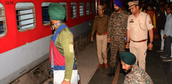 Ayodhya Special Train Bomb News: अयोध्या स्पेशल ट्रेन में बम की अफवाह से मचा हड़कंप, दो घंटे चली जांच, टॉयलेट में मिला संदिग्ध संदेश
