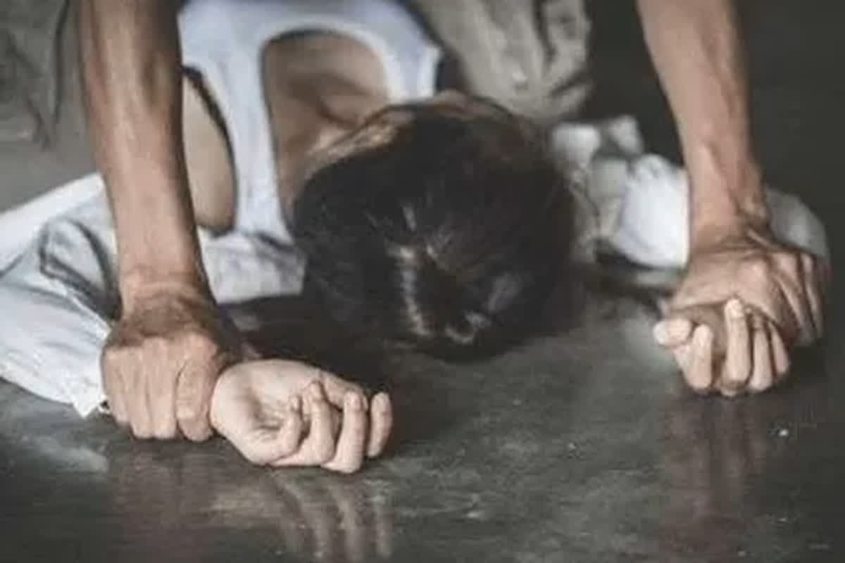 Bilaspur Railway Station Hotel Rape : रेलवे स्टेशन के मास्टर ने महिला कर्मी को प्रेमजाल में फंसाया, फिर होटल में बुलाकर किया ये कांड, पुलिस पहुंची तो रह गए दंग
