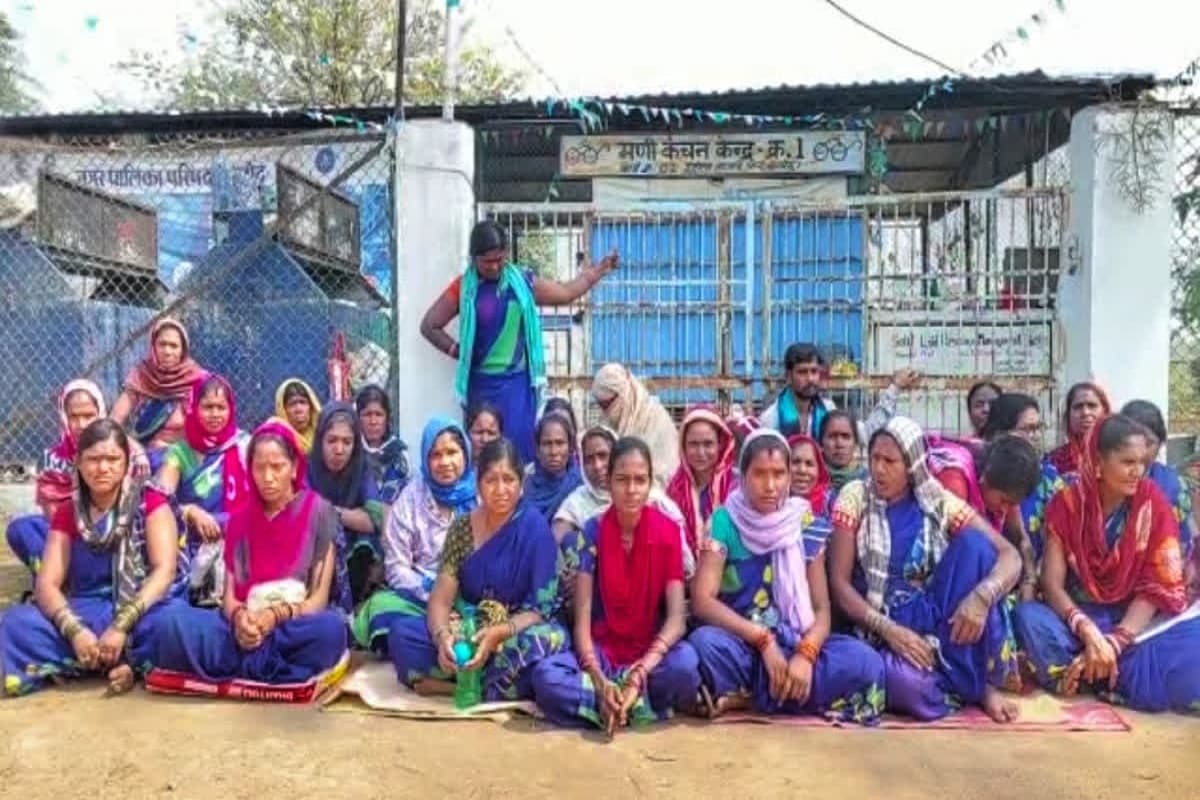 Dhamtari Nagar Nigam: अब हर हफ्ते इन लोगों को मिलेगी छुट्टी, शपथ लेते ही मेयर ने फाइल में किया साइन, निगम परिसर का गंगाजल से हुआ शुद्धिकरण