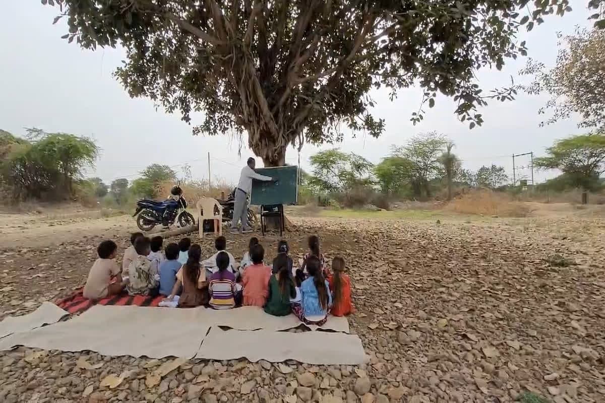 Dilapidated Government School In Mandsaur : स्कूल के भवन में अधिकारीयों ने जड़ा ताला, पेड़ के नीचे पढ़ने को मजबूर स्टूडेंट्स, लापरवाही की मार झेल रहे बच्चे