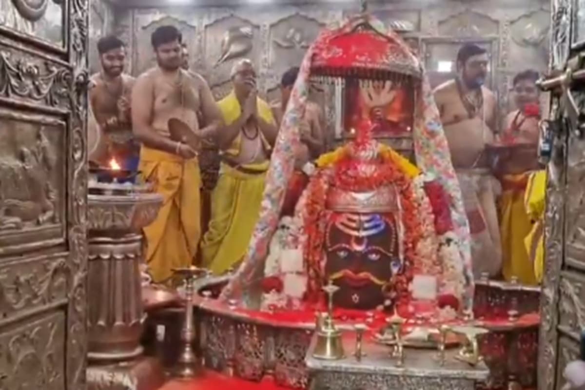 Holi In Ujjain Mahakal: बाबा महाकाल के दरबार में फाग उत्सव की धूम, मंदिर प्रांगण में हुआ होलिका दहन, पुजारी समेत आला अधिकारी रहे मौजूद