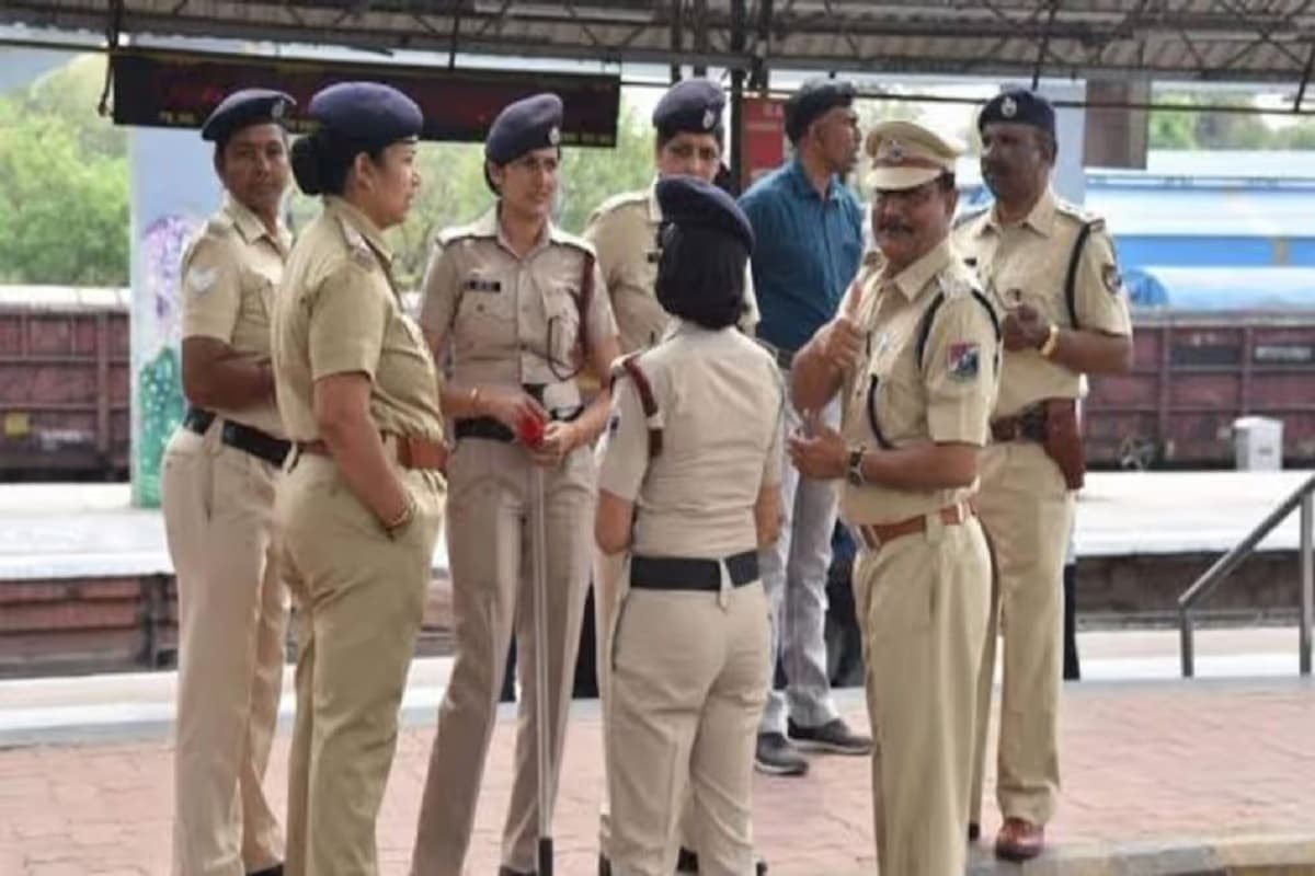 International Women’s Day: महिला पुलिसकर्मियों से पंगा अब पड़ेगा महंगा, आपातकालीन स्थिति में कर सकेंगी इस चीज का इस्तेमाल, रेलवे ने दी अनुमति