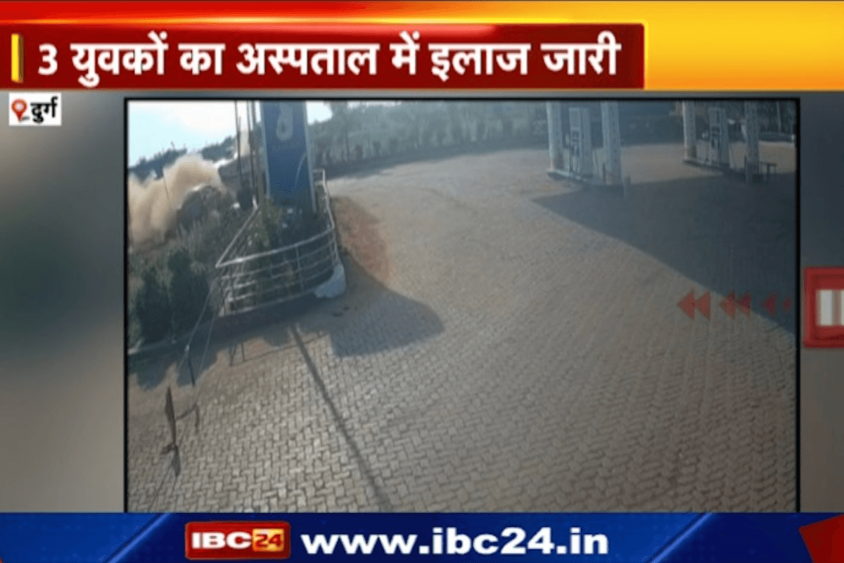 Accident in Durg Rajnandgaon Bypass: दुर्ग-राजनांदगांव हाईवे पर साईं ढाबा के पास अनियंत्रित होकर पलटी कार, भाजपा नेता की बेटी की मौत, तीन युवक की हालत नाजुक