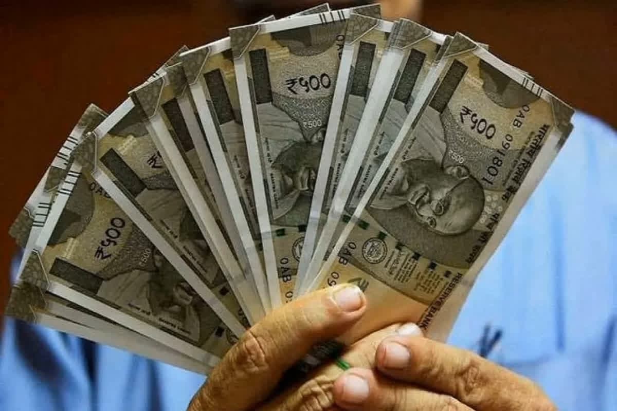 Govt Employees Salary Latest News: कर्मचारियों की सैलरी और पेंशन को लेकर बड़ा अपडेट, समय से इतने दिन पहले मिलेगा वेतन, इस वजह से सरकार ने लिया बड़ा फैसला