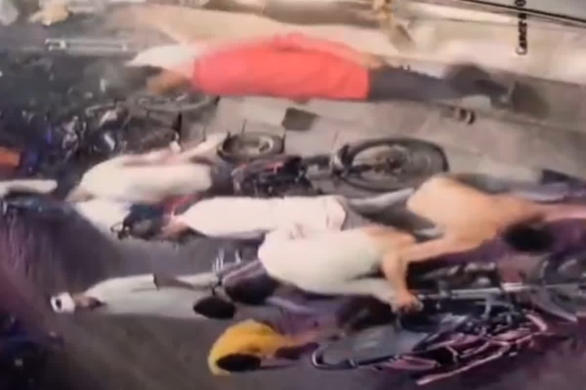 Saloon Owner Attacked: सैलून संचालक को दूकान से घसीटकर निकाला बाहर, अपने दोस्तों के साथ बदमाश ने मिलकर कर दी पिटाई, वीडियो हुआ वायरल