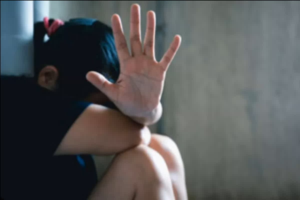 Secret Videos Of Girls: लड़कियों को शराब पिलाकर कराया अश्लील डांस, सीक्रेट वीडियो बनाकर किया 6 महीने तक हैवानियत…नौकरी के नाम पर चल रहा था ये सब