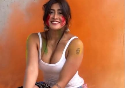Sofia Ansari Holi Video: सोफिया अंसारी ने एक दिन पहले ही खेल ली होली, मौका देखकर लोगों ने इन अंगों में भी लगा दिया रंग!