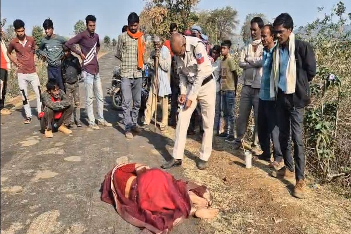 Woman Thrown Into Valley : राहगीरों को रास्ते में रोक रही थी महिला, एक ने रुककर सुनी दास्तां तो उड़ गए होश, 4 साल की बेटी भी हो गई गायब