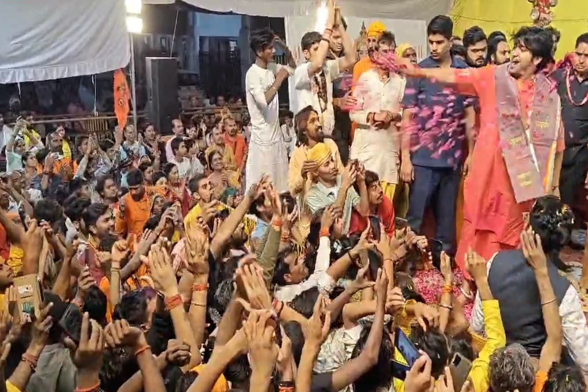Holi In Bageshwar Dham: बागेश्वर धाम में होली की धूम, पंडित धीरेंद्र शास्त्री ने हजारों श्रद्धालुओं के साथ खेली फूलों की होली, खुशी से झूमते नजर आए लोग