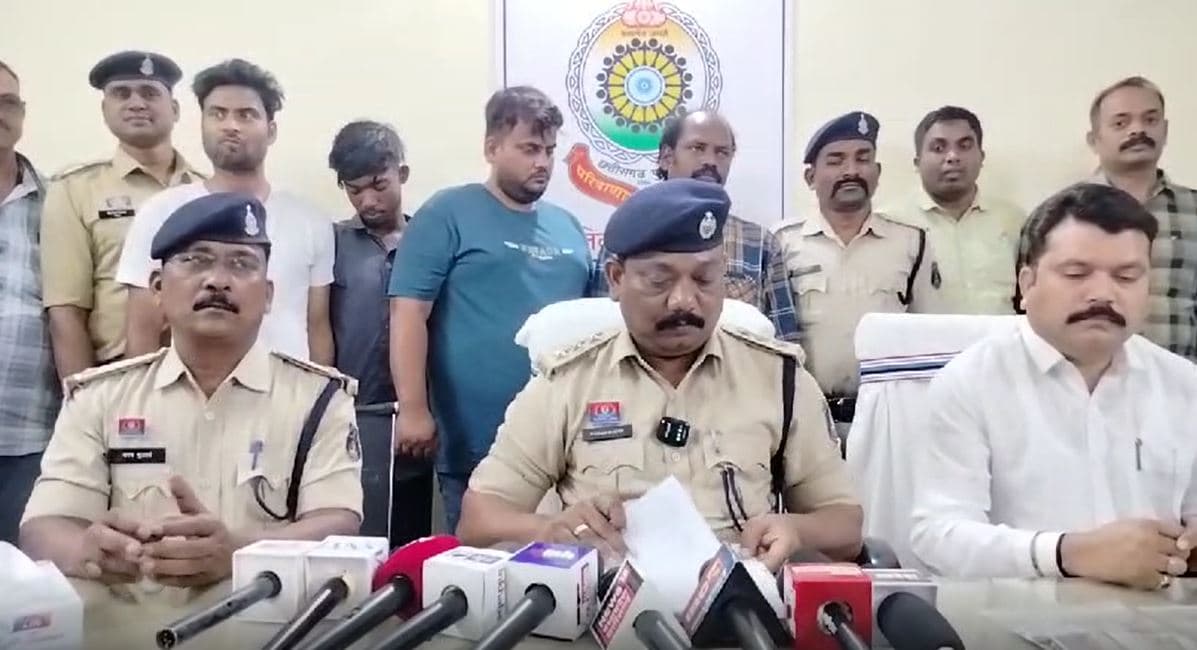 Balod Crime News: तहसीलदार से चाक़ू की नोक पर लूट करने वाले 4 आरोपी गिरफ्तार, नगदी और अन्य सामान पुलिस ने किया बरामद