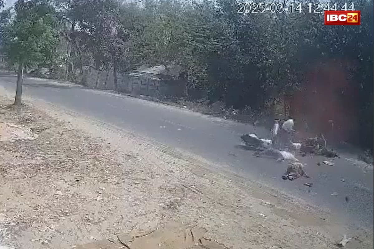 Road Accident: दर्दनाक हादसा, दो मोटरसाइकिल की जबरदस्त टक्कर, मौके पर ही थम गई 2 लोगों की सांसे, अब कैमरे में कैद हुई घटना