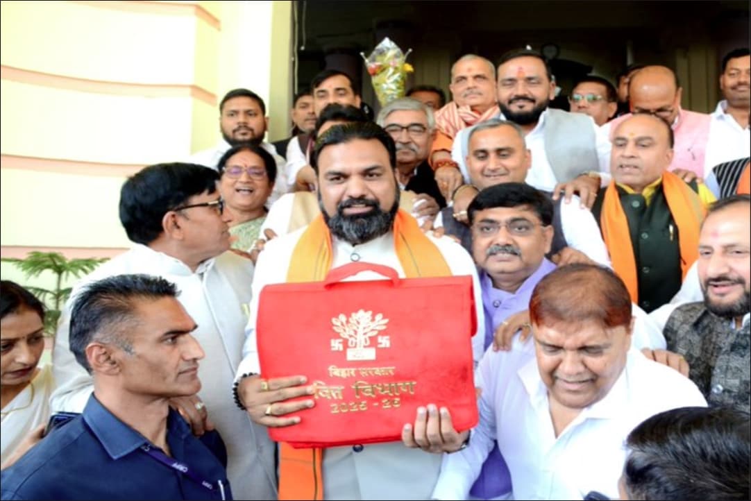 Bihar Budget 2025-26: महिलाओं के लिए पिंक टॉयलेट.. छठ पूजा के लिए होम स्टे, नीतीश सरकार ने सदन में पेश किया बजट, जानें किस सेक्टर को कितना मिला फंड?