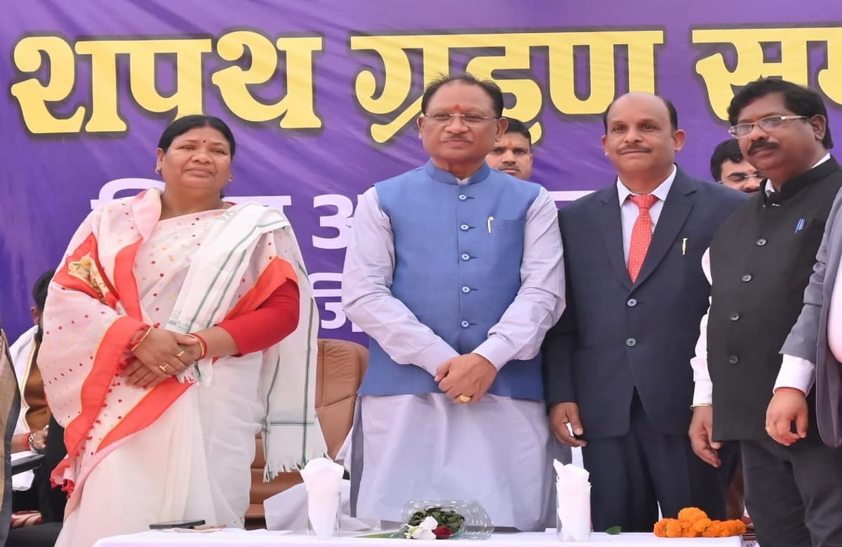 CM Vishnudeo Sai News: सीएम विष्णुदेव साय ने जिला अधिवक्ता संघ के नवनिर्वाचित पदाधिकारियों को दिलाई शपथ, बार काउंसिल के जीर्णोद्धार और ई-लाइब्रेरी निर्माण के लिए 1 करोड़ रुपए देने का किया ऐलान