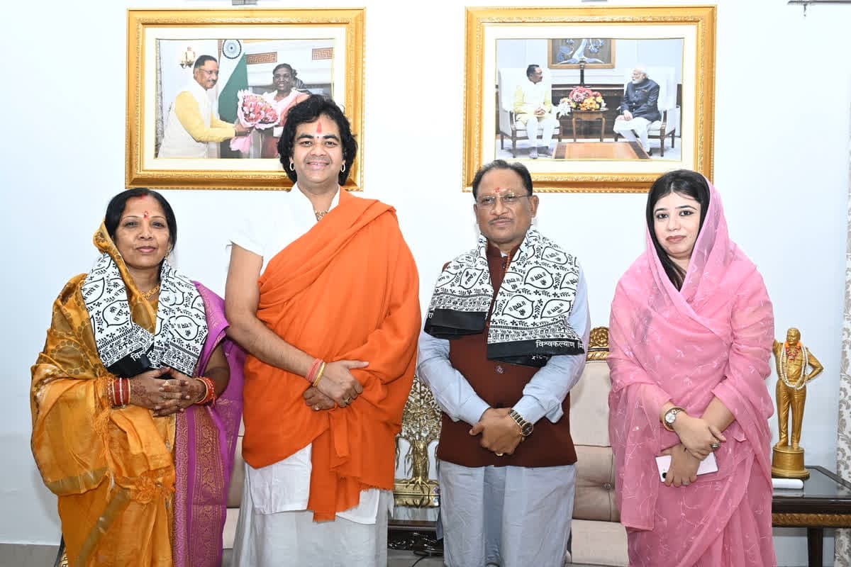 CM Vishnu Deo Sai News: सीएम विष्णुदेव साय से संत चिन्मयानंद बापू ने की मुलाकात, कहा- साधु-संतों के आशीर्वाद से कर रहे छत्तीसगढ़ को संवारने का काम