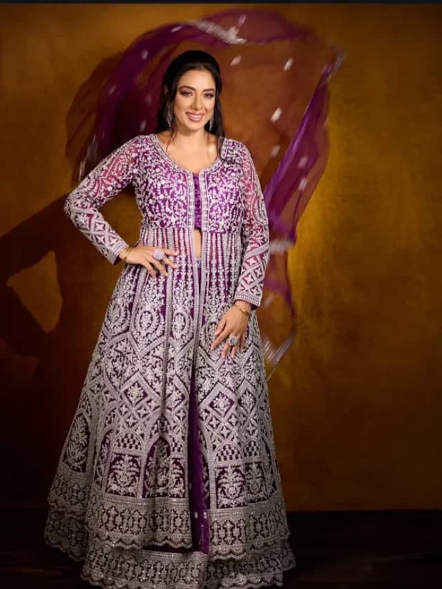 Rupali Ganguly Photos: हेवी ड्रेस और सिंपल मेकअप में रूपाली गांगुली का जलवा, फैंस बोले – परफेक्ट एलिगेंस!