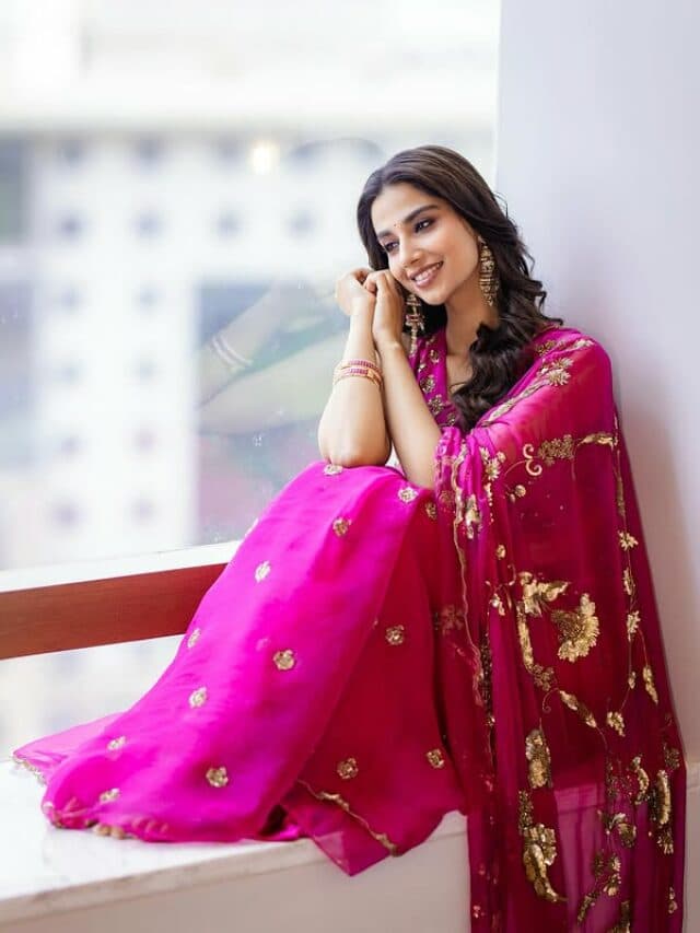 Meenakshi Chaudhary Pics: पिंक प्रिंटेड साड़ी में मीनाक्षी चौधरी का बोल्ड अंदाज, फैन्स हुए दीवाने