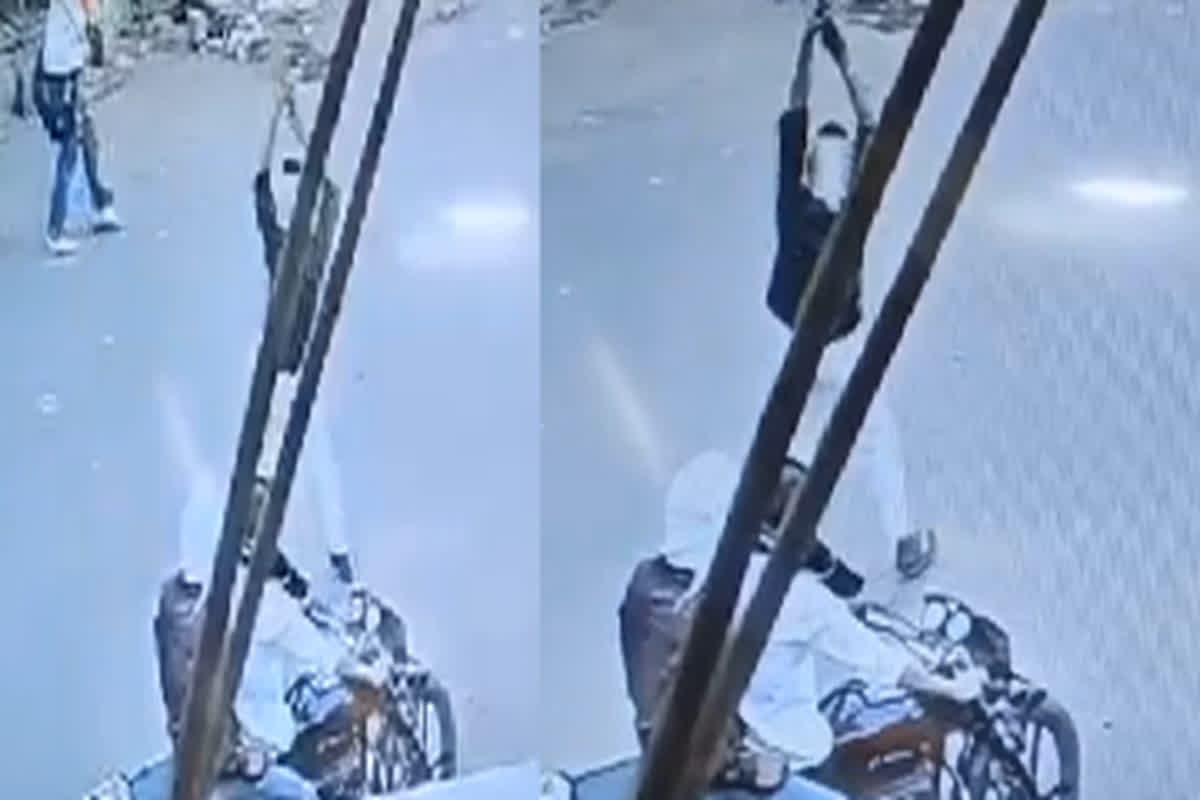 Firing Live Video: दिनदहाड़े फायरिंग.. बाइक सवार बदमाशों ने किया हवाई फायर, घटना का CCTV फुटेज आया सामने