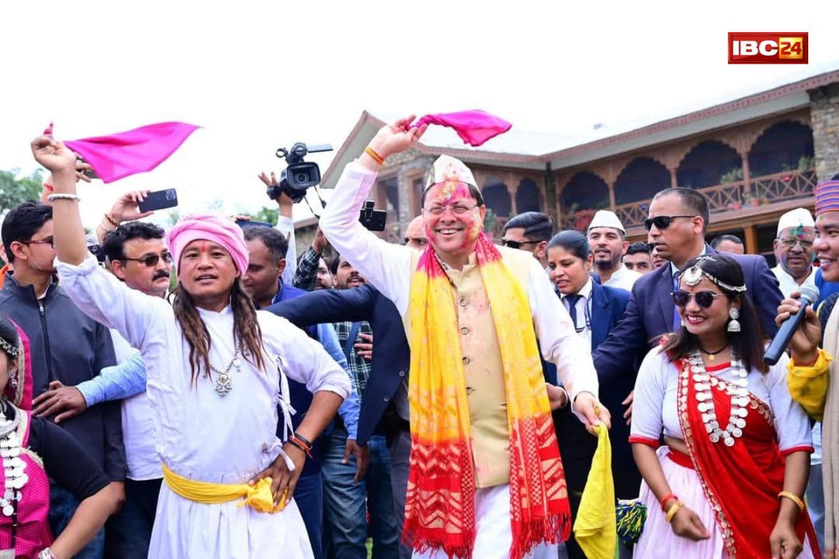 Holi Milan at CM House: सीएम आवास में होली मिलन कार्यक्रम में जुटे प्रदेश भर के लोक कलाकार, गढ़वाल-कुमाऊं से लेकर जौनसार तक के गूंजे होली गीत