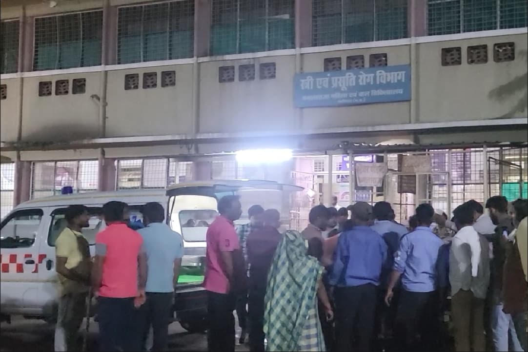 Gwalior Hospital Fire News: कमला राजा हॉस्पिटल की महिला लेबर यूनिट में लगी आग, खिड़कियां तोड़कर मरीजों को निकाला गया बाहर, मौके पर पहुंचे अधिकारी