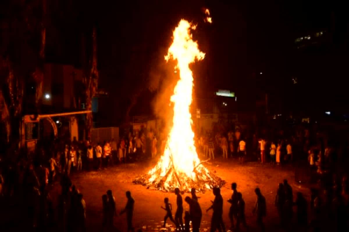 Holika Dahan 2025 Shubh Muhurat: कितने बजे जलाई जाएगी होलिका? यहां देखें शुभ मुहूर्त और पूजन विधि