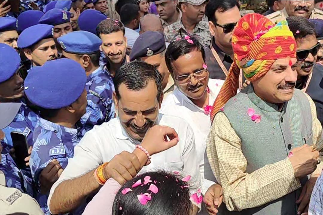 Police Holi in Ujjain: होली मिलन समारोह! सीएम डॉ. मोहन यादव ने पुलिसकर्मियों के साथ खेली फाग, जमकर उड़ाई गुलाल