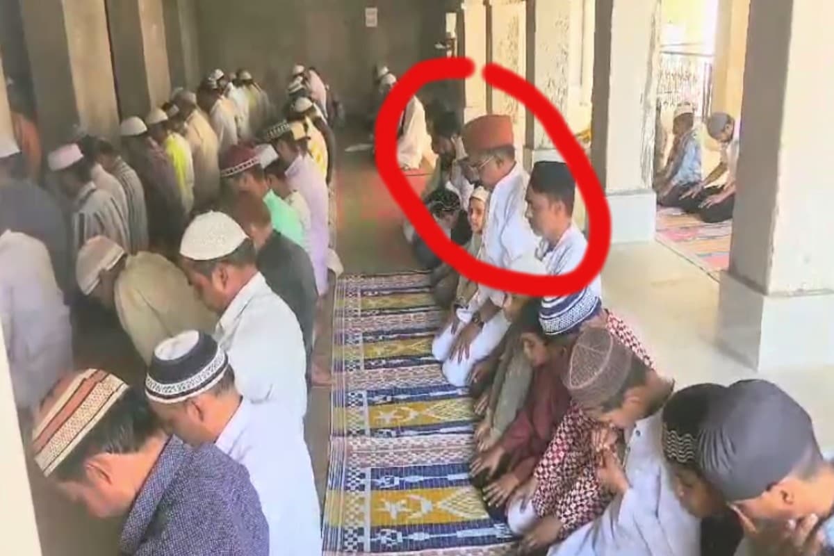 Congress Leader Video Viral: भगवा टोपी पहनकर मस्जिद में पहुंचे कांग्रेस नेता, फिर पढ़ी जुमे की नमाज, सोशल मीडिया पर वायरल हो रहा वीडियो