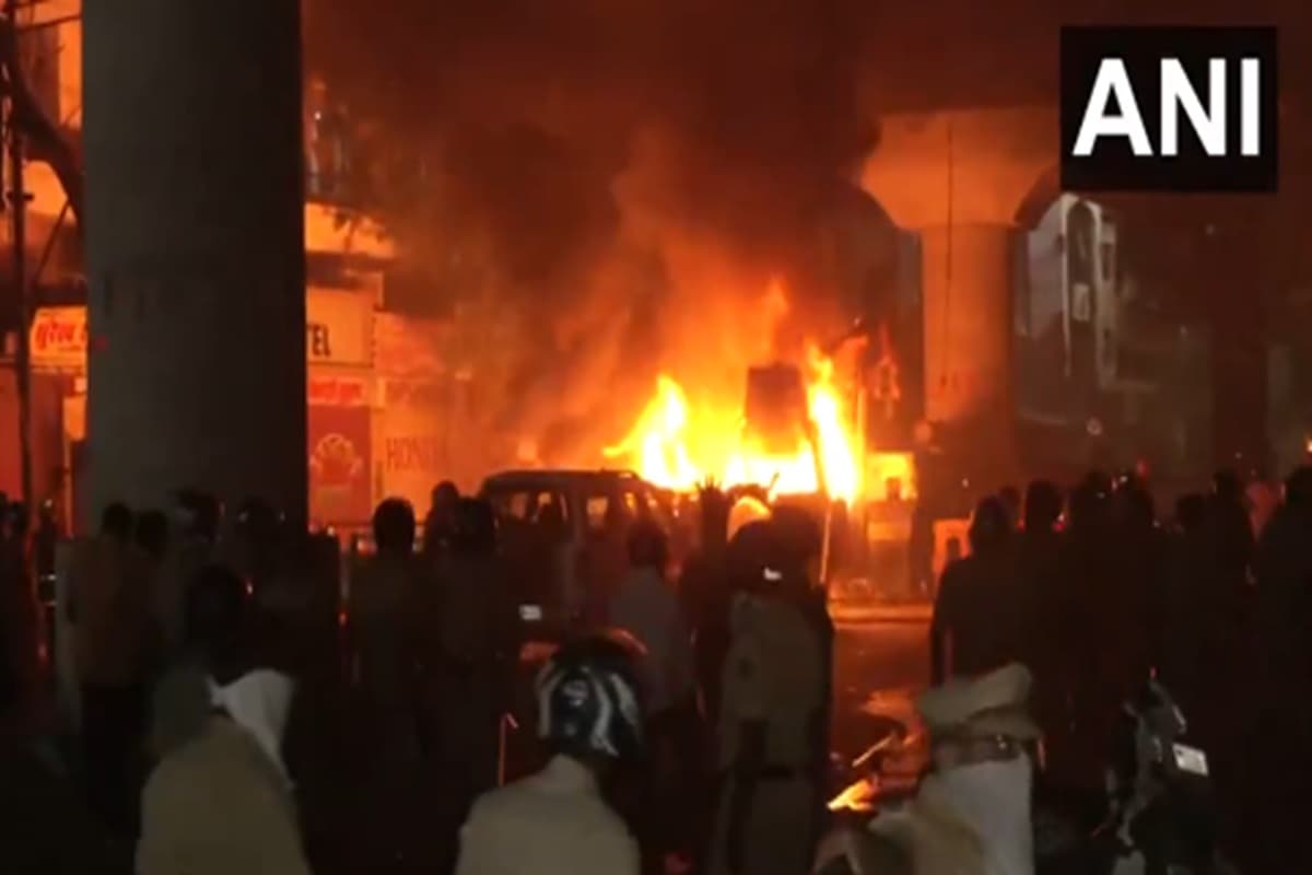Nagpur Violence : दो गुटों के बीच विवाद के बाद भड़की हिंसा, पथराव के बाद वाहनों में लगाई आग, बड़ी संख्या में पुलिस फोर्स तैनात
