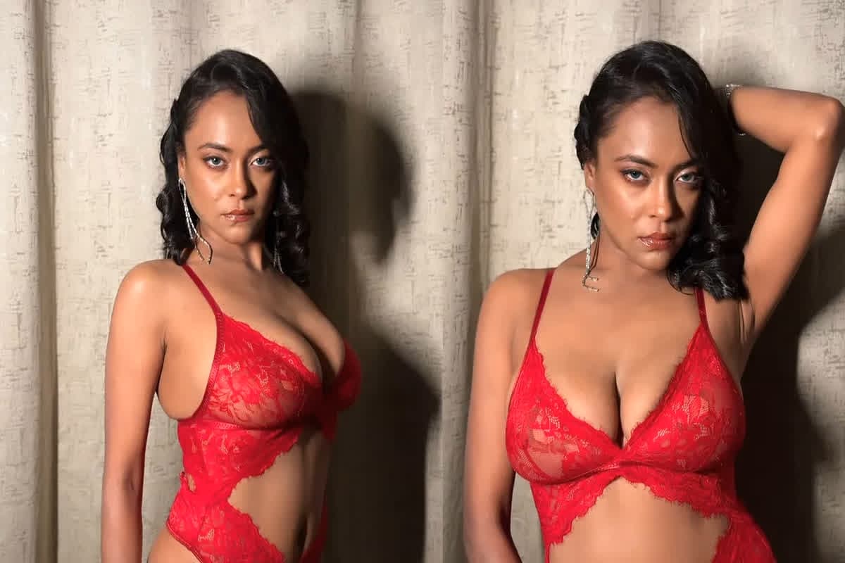 Ullu Wali Bhabhi ka Sexy Video: उल्लू ऐप वाली भाभी ने रेड बिकिनी में ढाया कहर.. हॉट मूव्स देख छूटने लगे फैंस के पसीने
