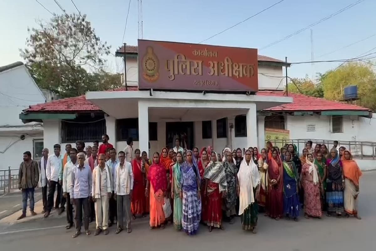 Raipur News: खरोरा के ग्रामीणों ने किया SSP कार्यालय का घेराव, पुलिस पर लगाया अपराधियों को संरक्षण देने का आरोप