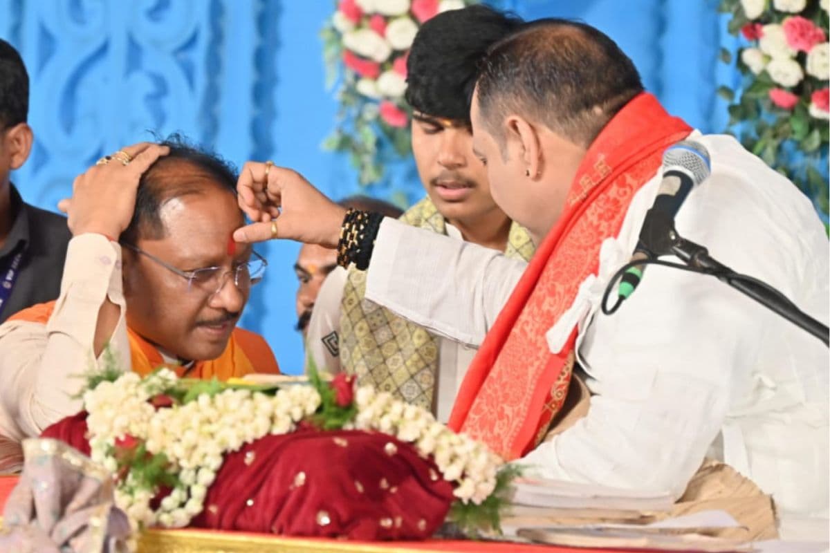 CM Sai in Shiv Mahapuran Katha: पूरे परिवार के साथ शिव महापुराण कथा सुनने पहुंचे सीएम साय, पंडित प्रदीप मिश्रा से लिया आशीर्वाद, शिवभक्तों को कही ये बात